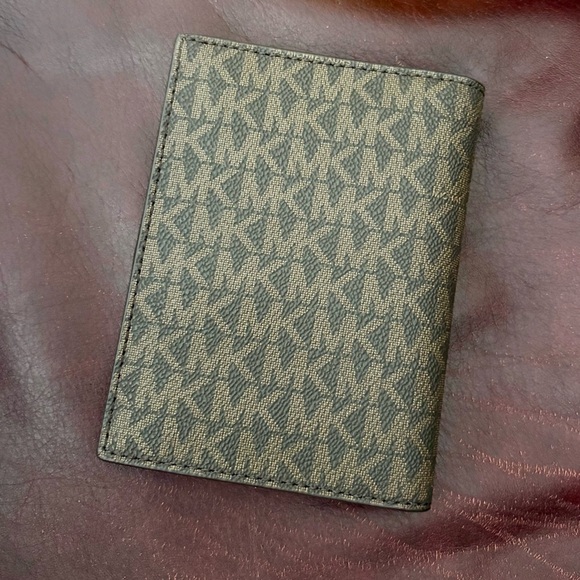 ✈️ 🛳️ NWOT Michael Kors Jet Set Travel Passport Holder Wallet - Brown - Picture 3 of 6